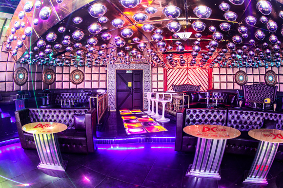 trang trí quán bar