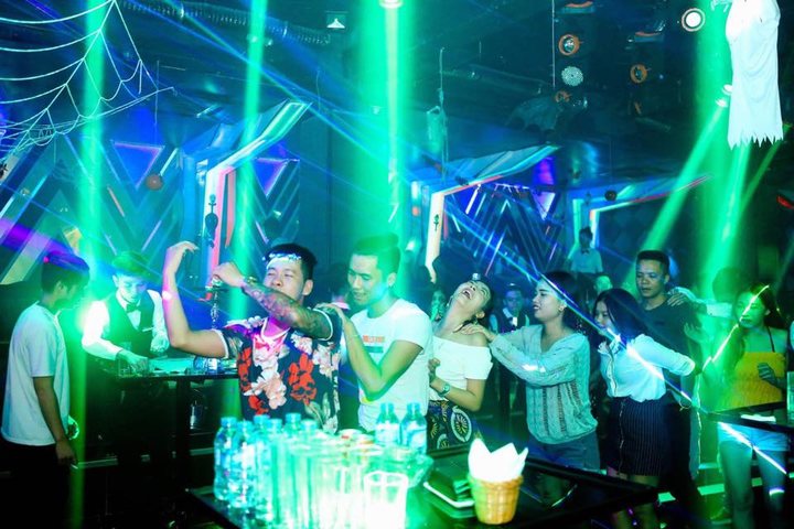 thiết kế nội thất ngày lễ beer club