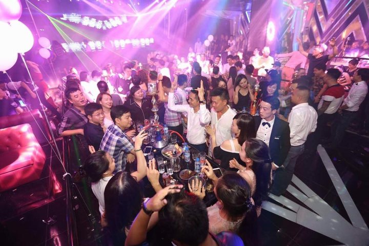 thiết kế bàn ghế quán beer club