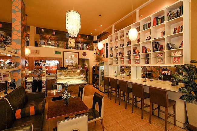 thiet ke quan cafe sach an tuong