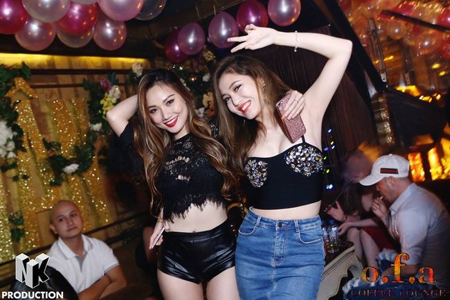 HOT GIRL VÀ OFA 1 ,KHONG GIAN CAFE LOUNGE 3