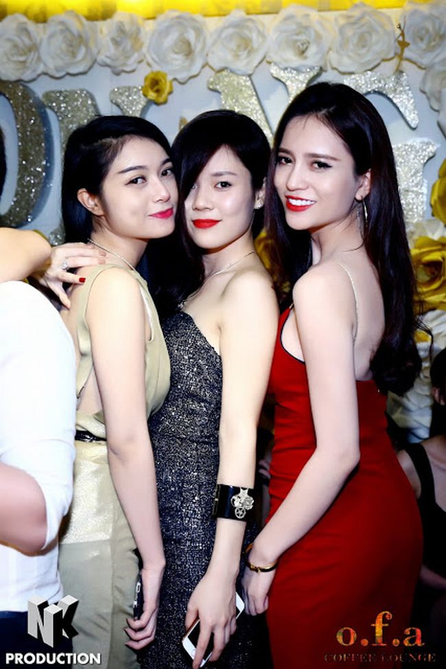 HOT GIRL VÀ OFA 1 ,KHONG GIAN CAFE LOUNGE 21