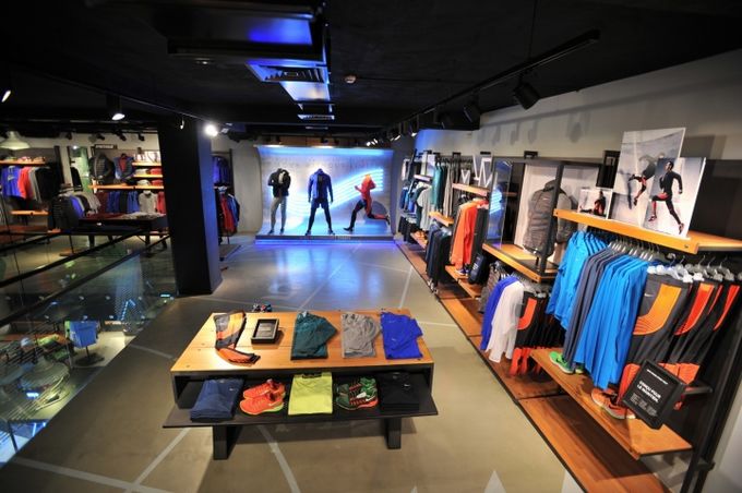 Thiet ke thi cong shop the thao - shop nike an tuong 10